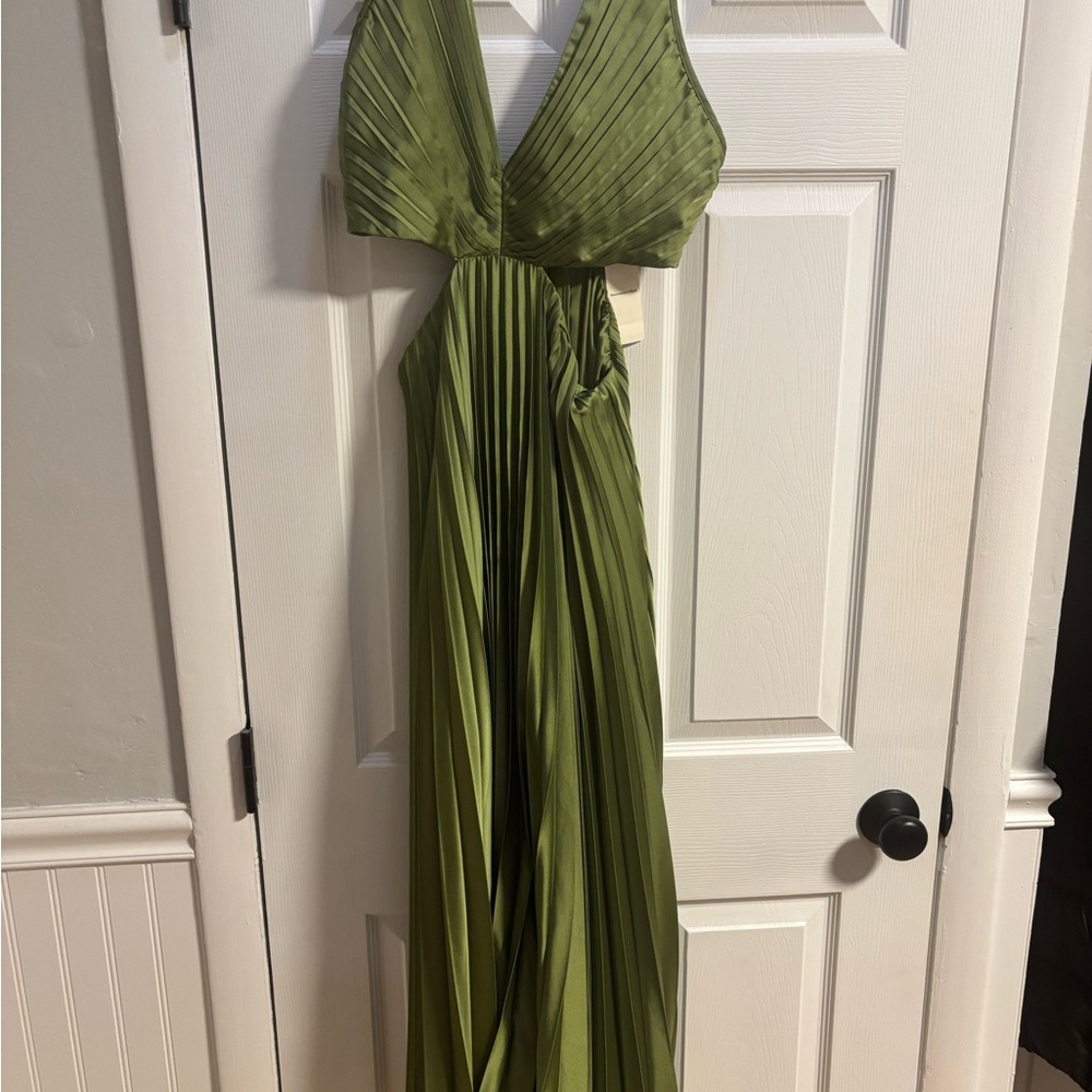 NWT Abercrombie & Fitch Olive Pleated Dress - Picture 2 of 3